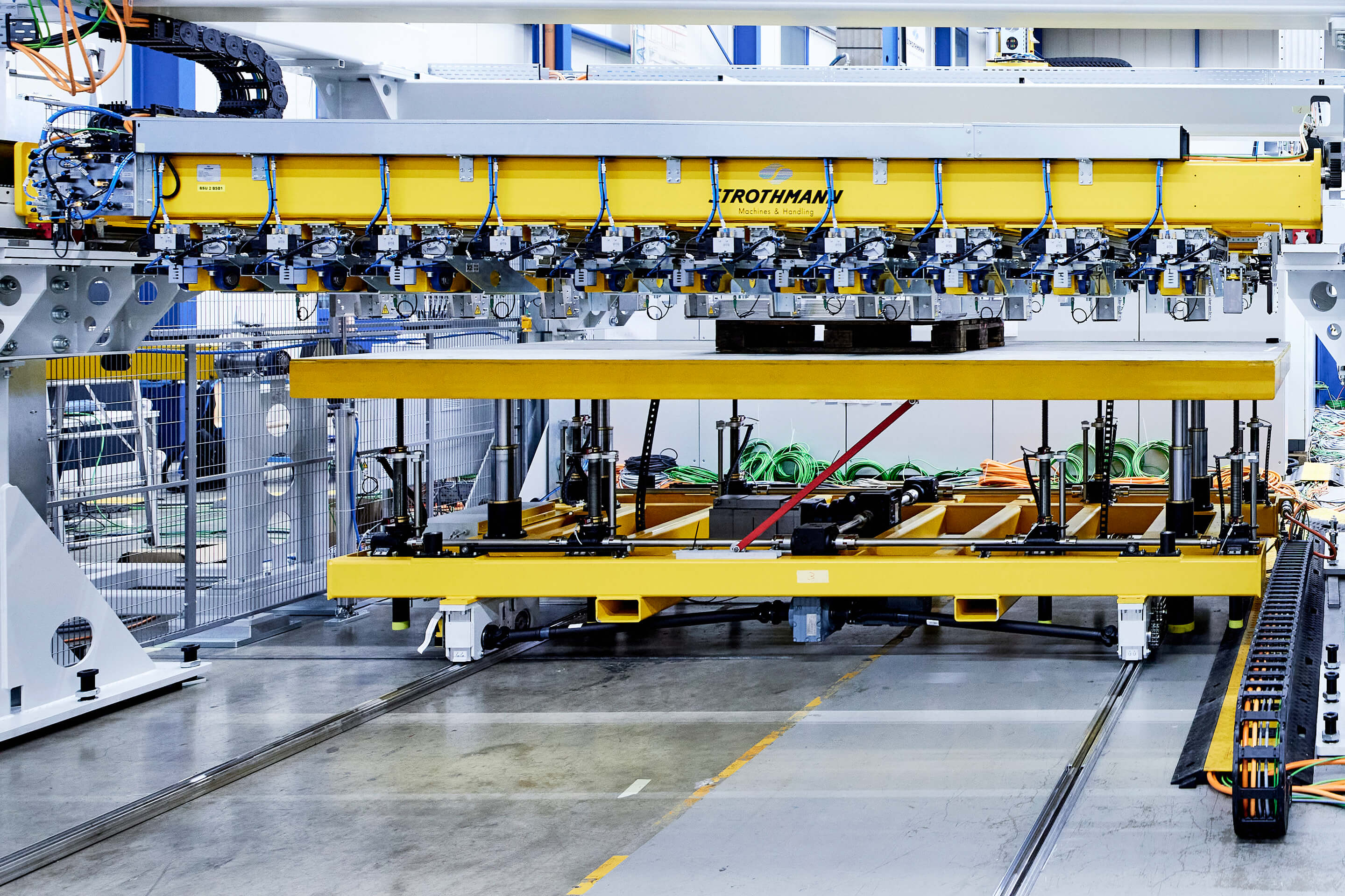 Front of Line Automation: Platinenwagen mit Hubtisch